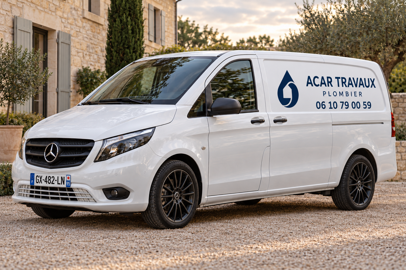 Mercedes Vito blanc avec le logo ACAR TRAVAUX, l’inscription Plombier et le numéro 06 10 79 00 59